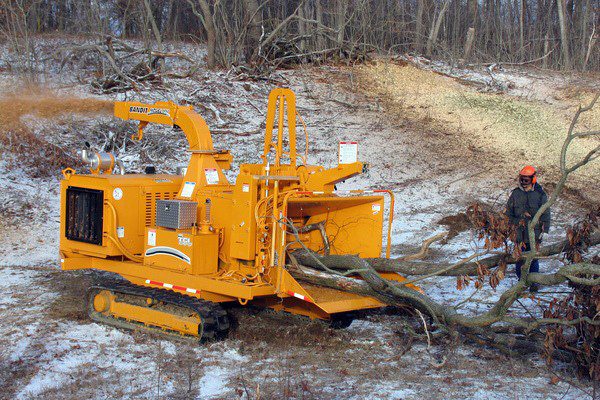 Browse Specs and more for the INTIMIDATOR™ 19XPC Track Hand-Fed Chipper - Bobcat of the Rockies